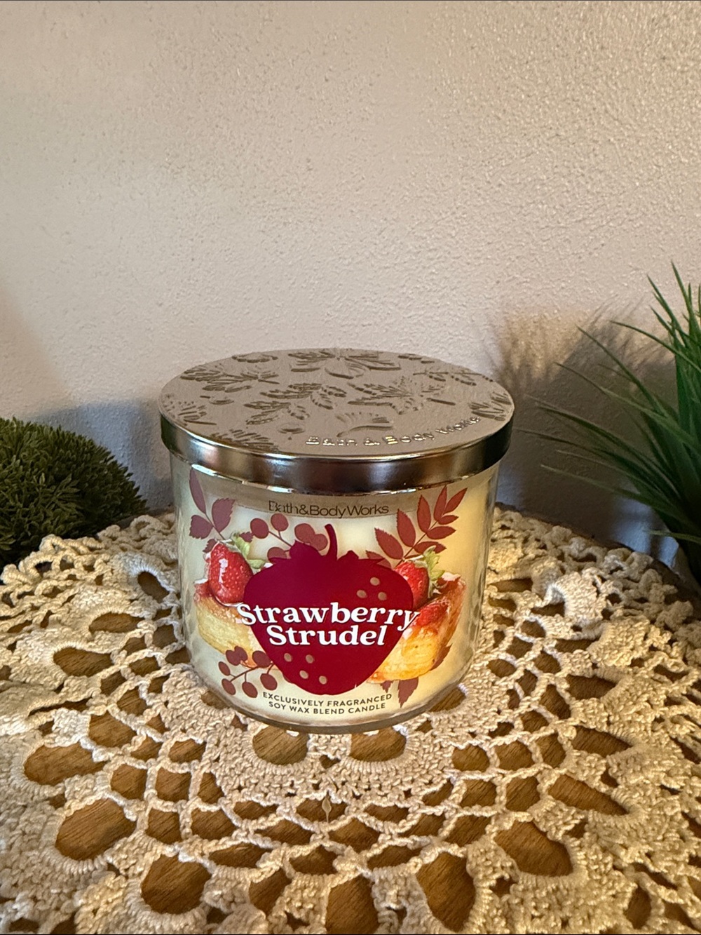 Bath & Body Works Strawberry Strudel Candle - Cream & Red